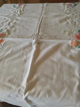 Tovaglia e tovaglioli con bordo rosa