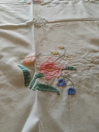 Tovaglia e tovaglioli con bordo rosa