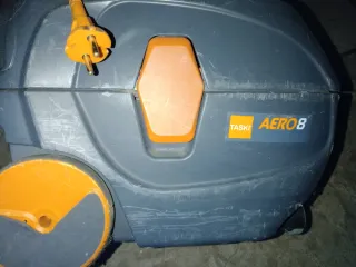 Aspiradora con cable naranja