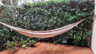 Hamaca de tela beige y blanca