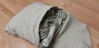 Hamaca de tela beige y blanca