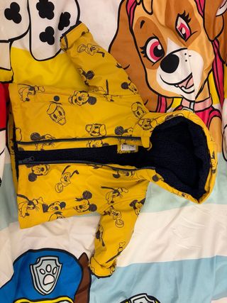 Chaquetón bebé amarillo estampado Mickey