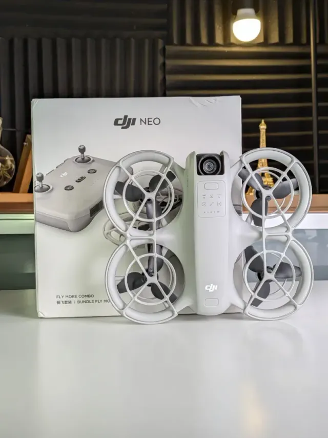 Drone DJI Neo in grigio e bianco