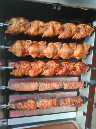 Asador de pollos, costillas y más