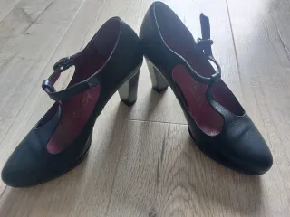 Zapatos de tacón negros con tira