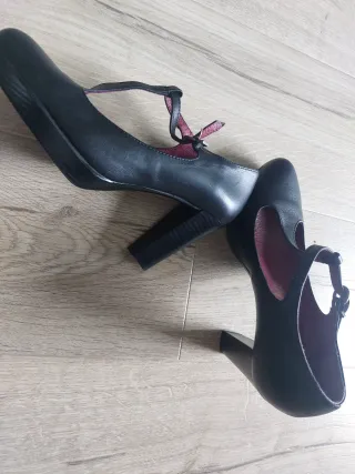 Zapatos de tacón negros con tira