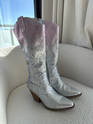 Botas vaqueras largas plateadas y rosas