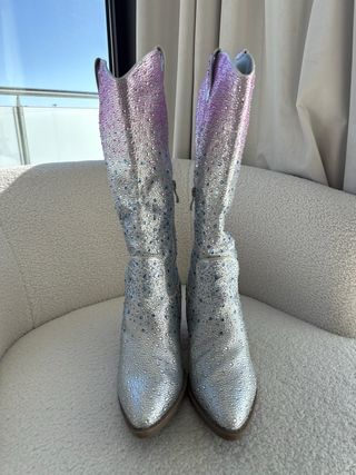 Botas vaqueras largas plateadas y rosas