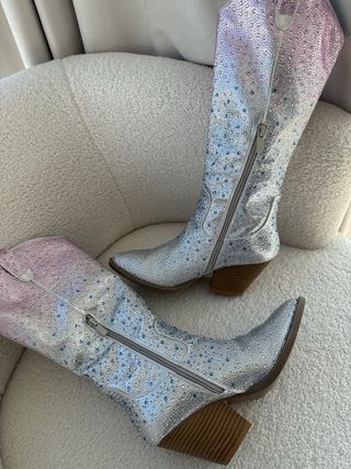 Botas vaqueras largas plateadas y rosas