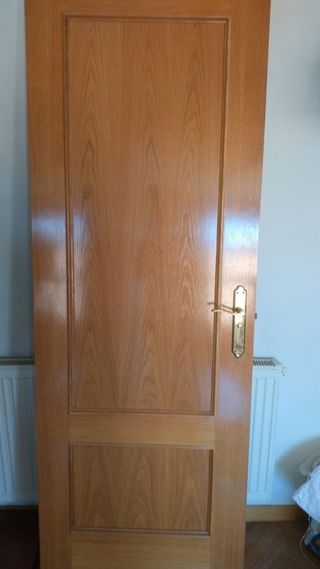 Puerta de roble con marco