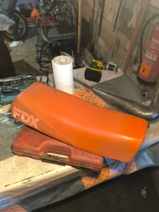 Asiento Derbi FDX rojo