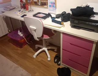 Mesa de estudio blanca y rosa