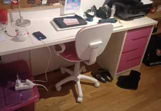 Mesa de estudio blanca y rosa