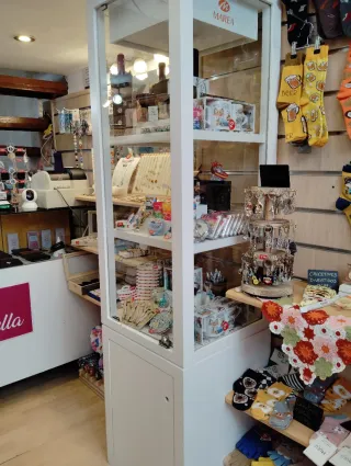 Vitrina de madera blanca y cristal, estilo moderno