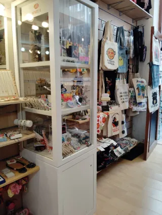 Vitrina de madera blanca y cristal, estilo moderno