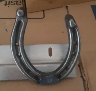 Porta abiti a forma di ferro di cavallo