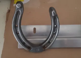 Porta abiti a forma di ferro di cavallo