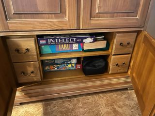 Mueble de madera con puertas y detalles dorados