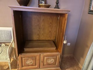 Mueble de madera con puertas y detalles dorados