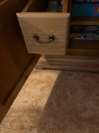 Mueble de madera con puertas y detalles dorados