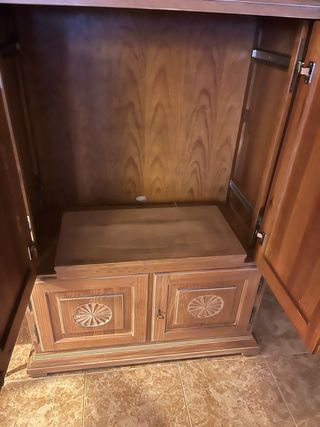 Mueble de madera con puertas y detalles dorados