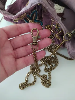 Bolso saco Nekane malva bordado con etiqueta