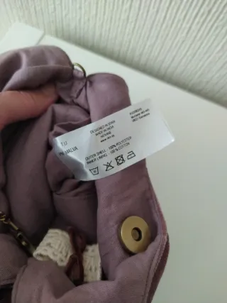 Bolso saco Nekane malva bordado con etiqueta