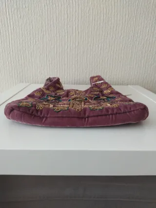 Bolso saco Nekane malva bordado con etiqueta