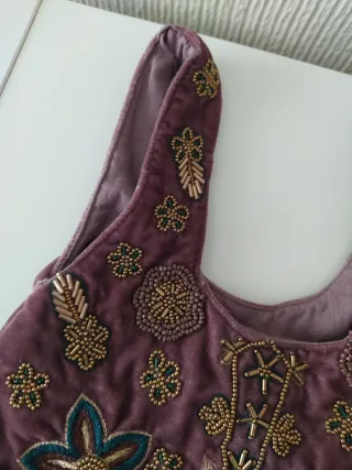 Bolso saco Nekane malva bordado con etiqueta