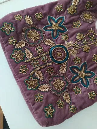 Bolso saco Nekane malva bordado con etiqueta