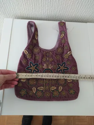 Bolso saco Nekane malva bordado con etiqueta