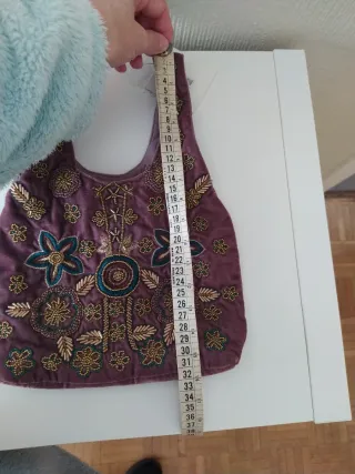 Bolso saco Nekane malva bordado con etiqueta