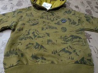 Sudadera estampada Mayoral con capucha. Talla 2