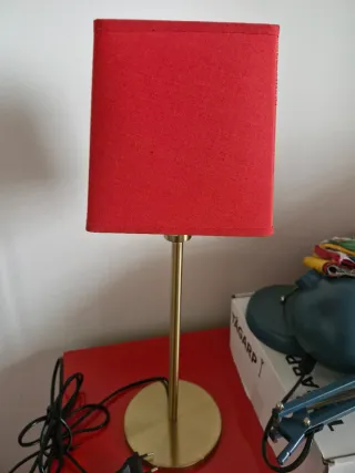 Lámpara de mesa roja y dorada
