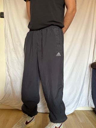 Pantalón chándal Adidas Parachute Gris