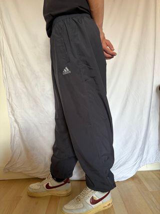 Pantalón chándal Adidas Parachute Gris