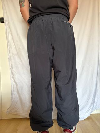 Pantalón chándal Adidas Parachute Gris