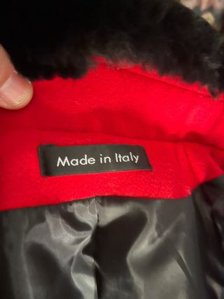 Abrigo corto rojo con cuello de pelo