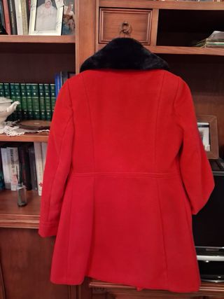 Abrigo corto rojo con cuello de pelo