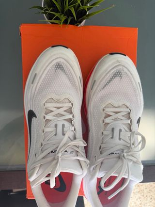 Nike Vomero Plus Rojo/Blanco