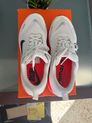 Nike Vomero Plus Rojo/Blanco
