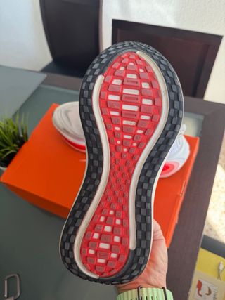 Nike Vomero Plus Rojo/Blanco