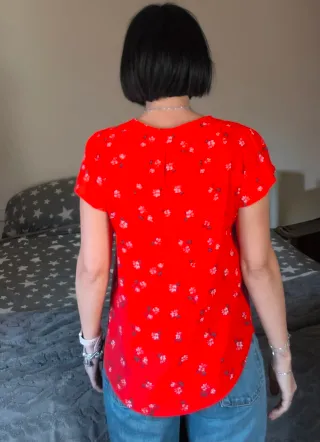 Blusa H&M roja, con flores, Talla S