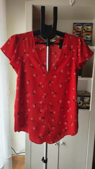 Blusa H&M roja, con flores, Talla S
