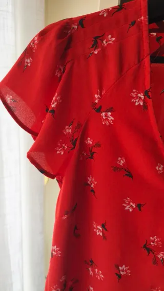 Blusa H&M roja, con flores, Talla S