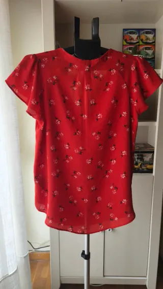 Blusa H&M roja, con flores, Talla S