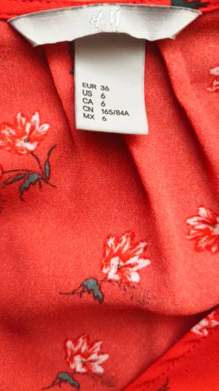 Blusa H&M roja, con flores, Talla S