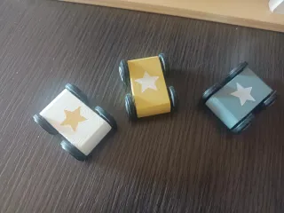 Pista de carreras de madera JaBaDaBaDo con coches