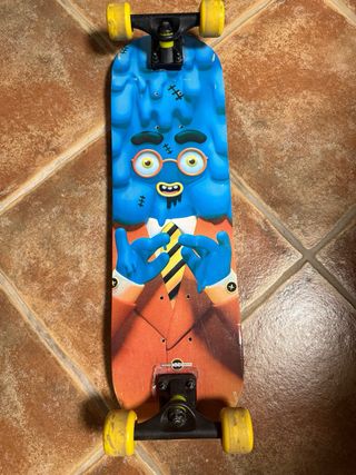 Skate  con huellas rojas y azules