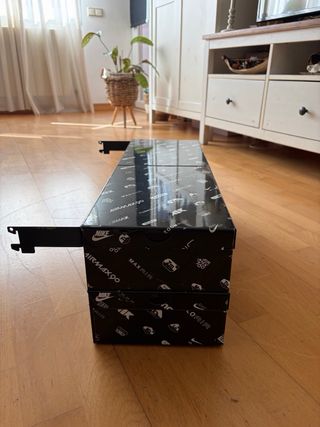 Estantería/mueble metálico de Nike Air Max